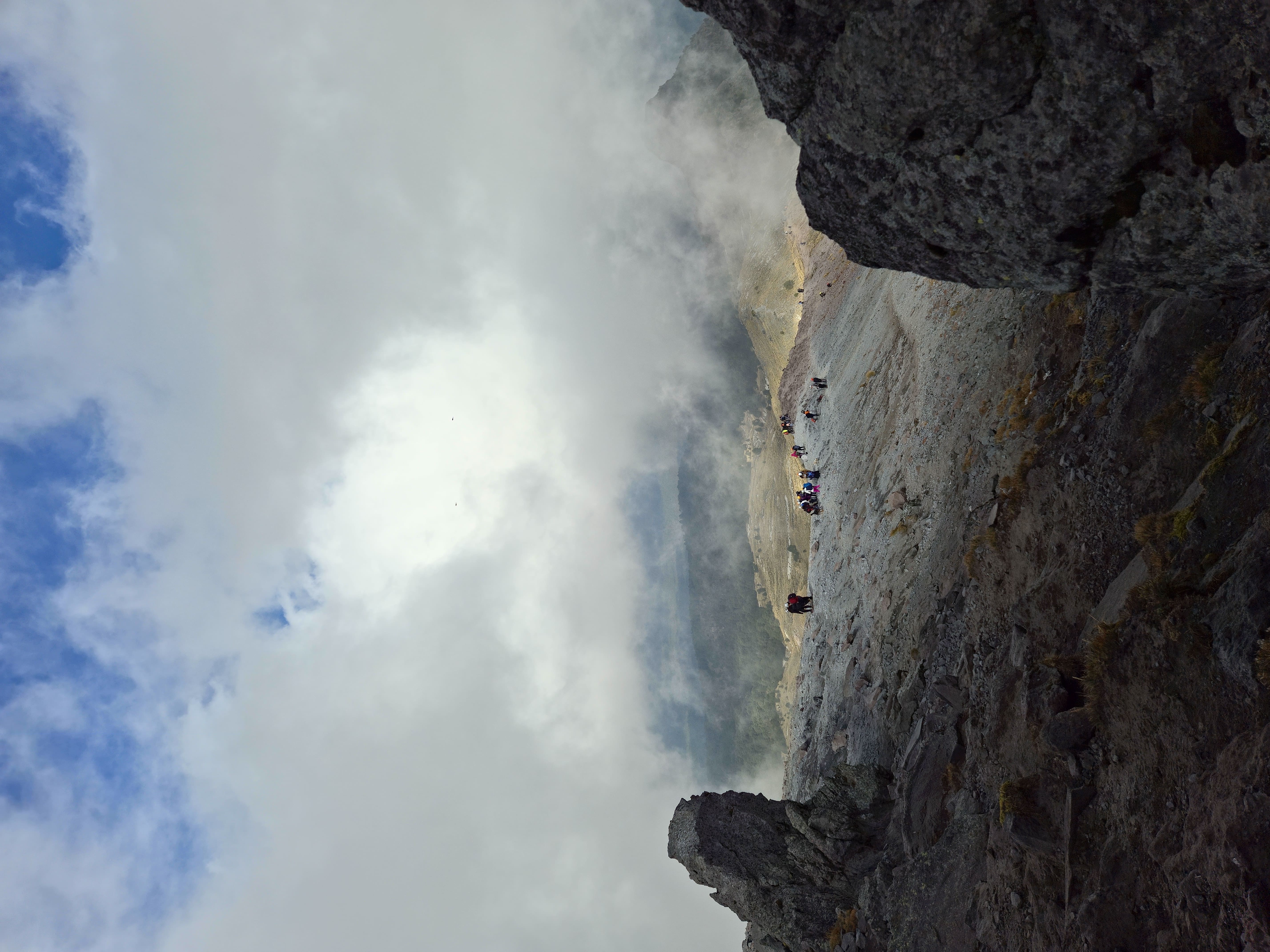 Rocas volcánicas y nubes
