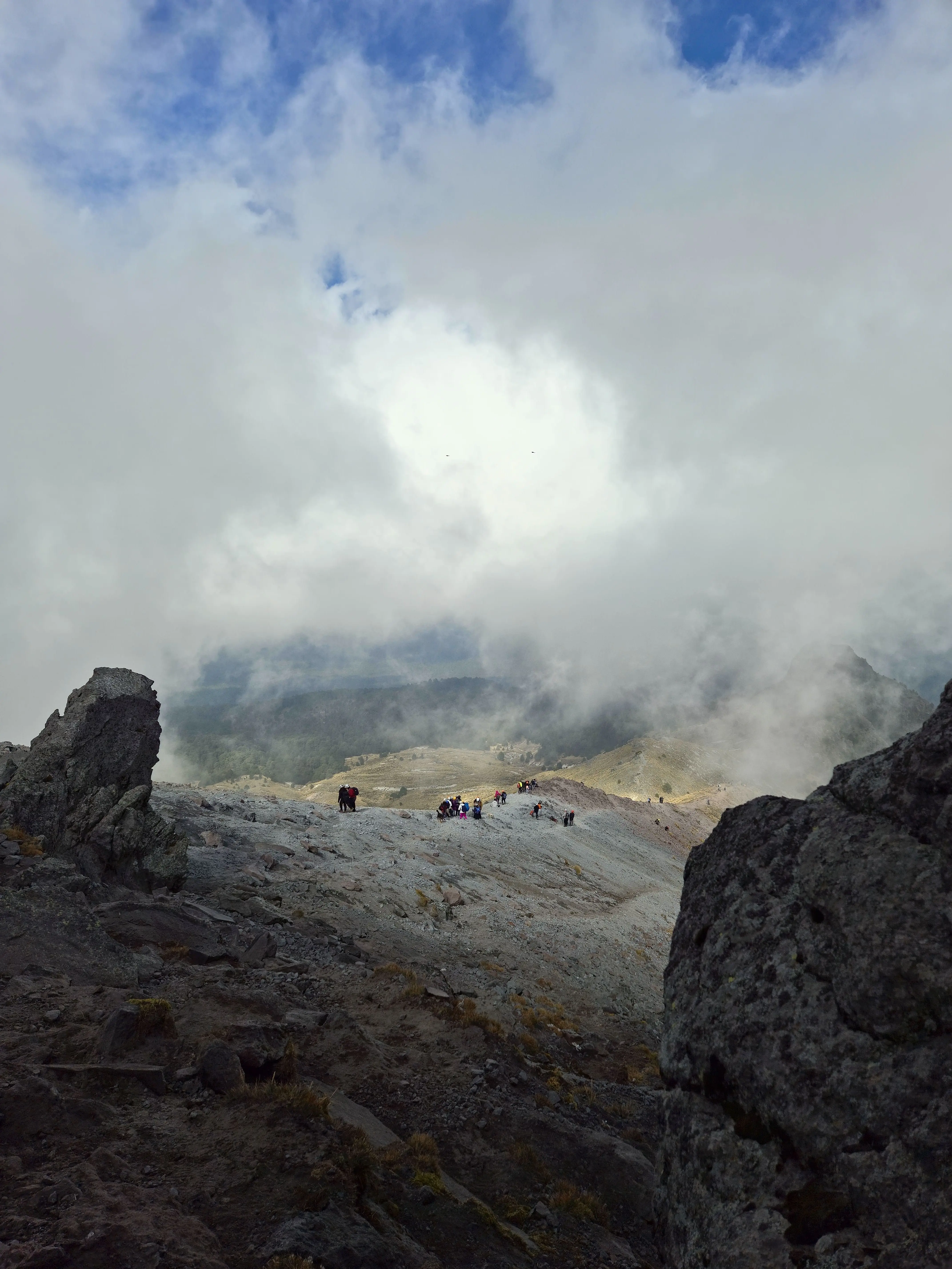 Rocas volcánicas y nubes