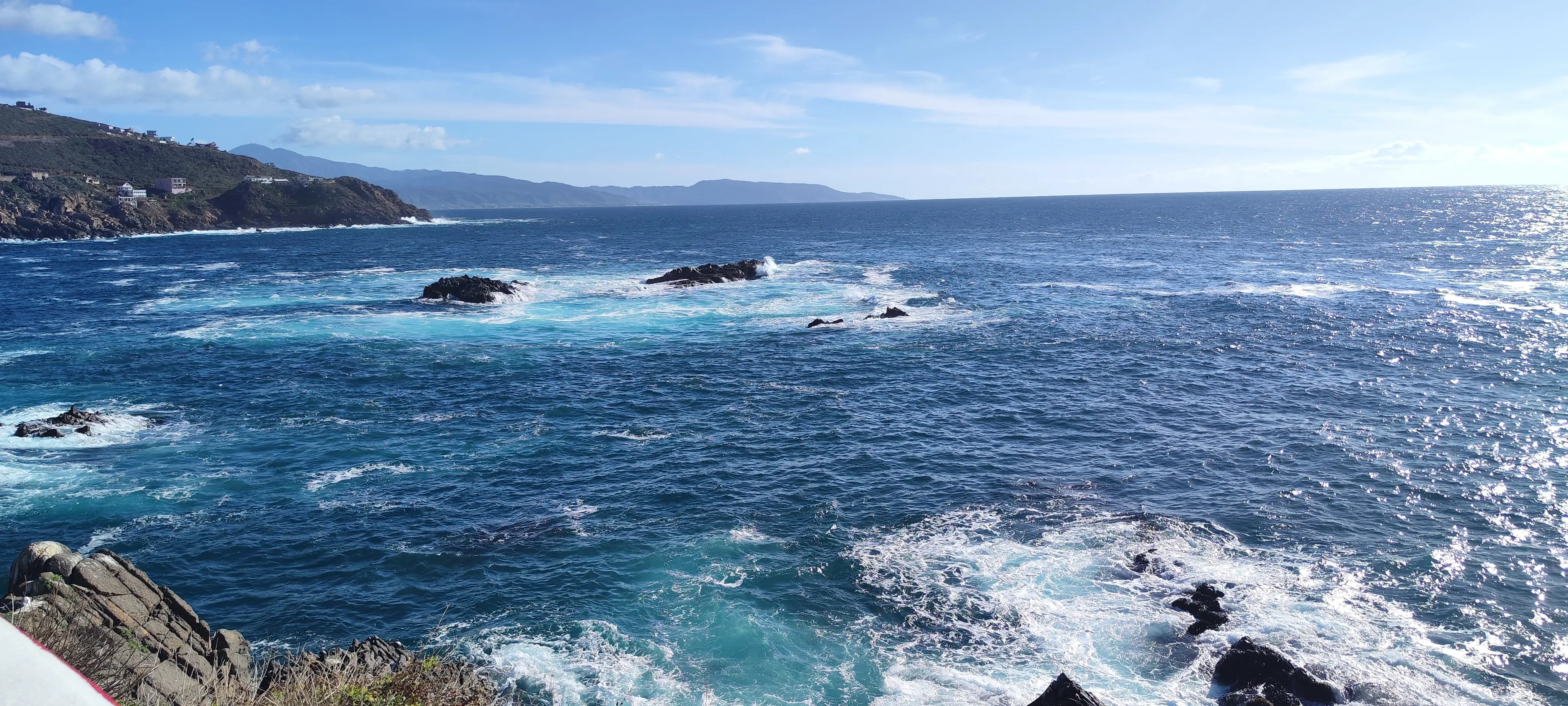 Olas rompiendo en la costa del Pacífico